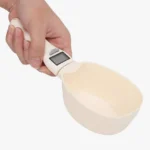 Scoop de mesure numérique ergonomique crème, idéal pour une cuisine précise et moderne.