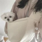 Transportez votre petit chien avec style grâce à ce sac élégant et décontracté.