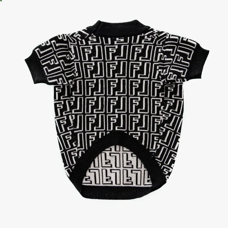 Vêtement chic noir et blanc pour animaux, motif géométrique, confort et style.
