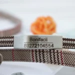 Bracelet tissé Bonifacii marron et blanc avec fil rouge, élégant et personnalisé.