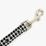 Laisse pour chien houndstooth noir et blanc, alliant style et robustesse pour promenades élégantes.