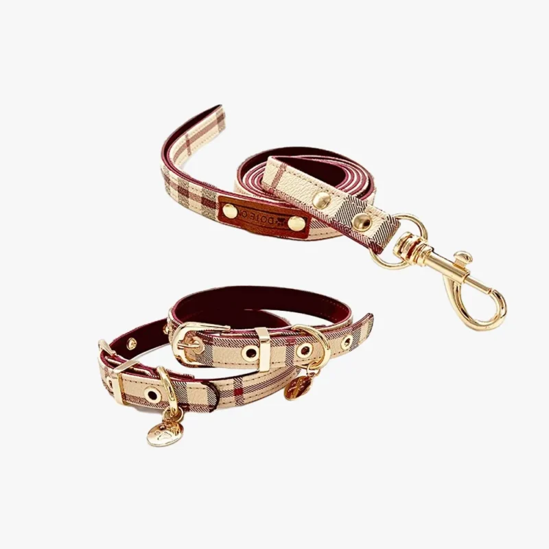 Laisse et collier chien de luxe au motif Burberry beige, noir et rouge.