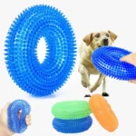 Jouets colorés pour chiens en mouvement, favorisant linteraction et la joie entre animaux et propriétaires.