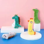 Jouets en peluche colorés et royaux sur fond pastel, idéaux pour les enfants et collectionneurs.