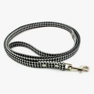 Laisse pour chien élégante en motif houndstooth noir et blanc, durable et stylée.