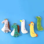 Jouets en peluche colorés : dinosaure royal et oiseaux joyeux pour enfants.