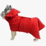 Chien mignon en manteau rouge, alliant chaleur et style pour les journées fraîches.