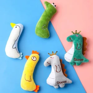 Jouets en peluche colorés : dinosaures, poulet et canard dans un décor joyeux.