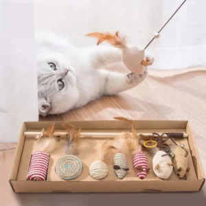 Un chat curieux joue derrière un rideau avec des jouets colorés et attrayants.