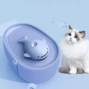 Fontaine à eau ludique pour chats en lavande avec une baleine, idéale pour lhydratation.