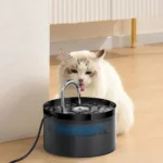 Fontaine deau moderne pour chat blanc curieux, design attrayant et fonctionnel, hydratation garantie.