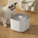 Fontaine à eau moderne pour chat, design élégant, confort et curiosité dans un intérieur accueillant.