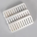 Plateaux blancs empilables avec ventilation, design minimaliste pour une organisation pratique.