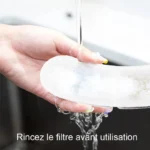 Rincer un filtre ergonomique sous leau pour une filtration efficace et hygiénique.