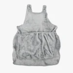 Smock gris enfant sans manches, doux et pratique, avec poches pour jouer facilement.