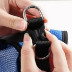 Sangle pratique et esthétique sur un sac bleu, idéale pour les activités en plein air.