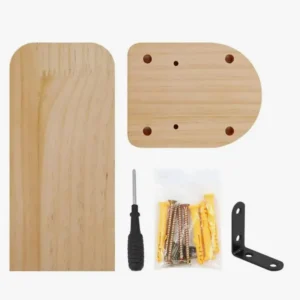 Matériaux pour assemblage DIY : bois, vis, outil et renfort métallique.