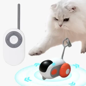 Un chat blanc curieux joue avec un jouet robot lumineux et interactif.