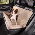 Chien border collie confortablement installé sur un siège de voiture avec housse protectrice.