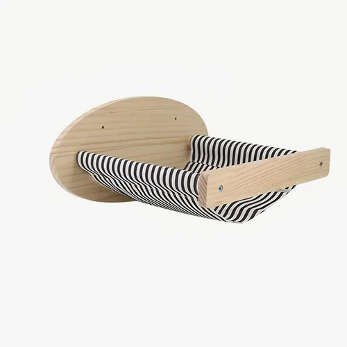 Étagère murale minimaliste en bois avec panier en tissu rayé noir et blanc.