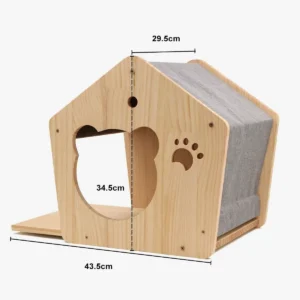 Maison en bois pour chat avec griffoir et entrée en forme de visage.