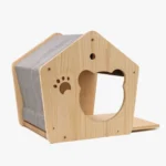 Maison en bois pour petits animaux avec griffoir et motif de patte décoratif.