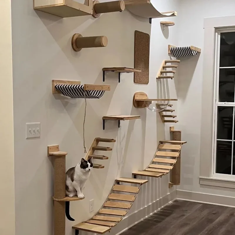 Mur de chat moderne : espace de jeu, repos et grattage élégant pour félins.