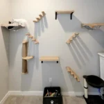 Mur grimpant moderne pour chat avec plateformes et espace de jeu confortable.