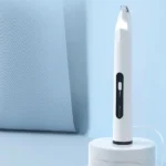 Stylus moderne blanc, design élégant, parfait pour le travail de précision en milieu créatif.