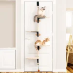 Arbre à chat design sur porte blanche, idéal pour lespace et le bien-être félin.