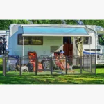 Camping en RV dans la nature, espace extérieur accueillant et ambiance agréable.