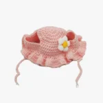 Chapeau de soleil en crochet rose pour enfant avec fleurs décoratives et protection contre le soleil.