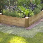 Jardin surélevé vibrant avec herbes et légumes, entouré de verdure et de tranquillité.