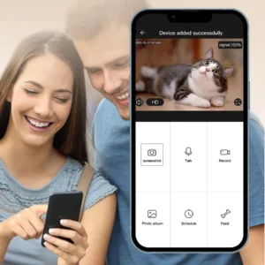 Couple heureux surveillant leur chat via une application moderne sur smartphone.