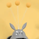 Lapin gris mignon avec antennes jaunes sur fond jaune, design joyeux et ludique.