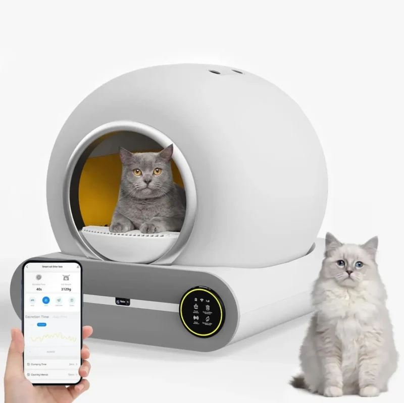 Litière intelligente et moderne en dôme blanc pour le confort des chats et leur propriétaire.