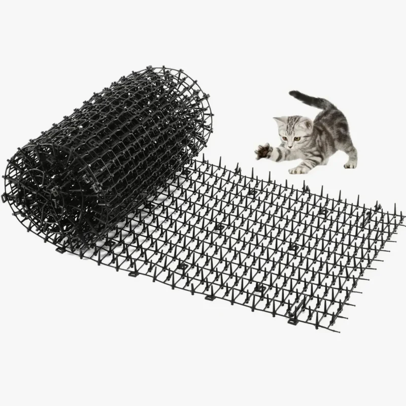 Tapis répulsif noir pour chats avec un chat tabby jouant à proximité.