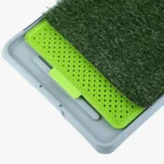 Solution de toilette pour animaux avec tapis en herbe et bac en plastique durable.