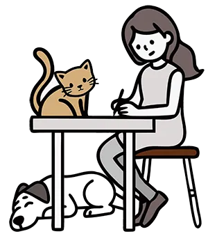 Une fille écrit à son bureau, observée par un chat curieux, tandis qu’un chien dort paisiblement en dessous.