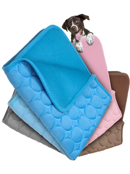 Quatre tapis pour chien de différentes couleurs