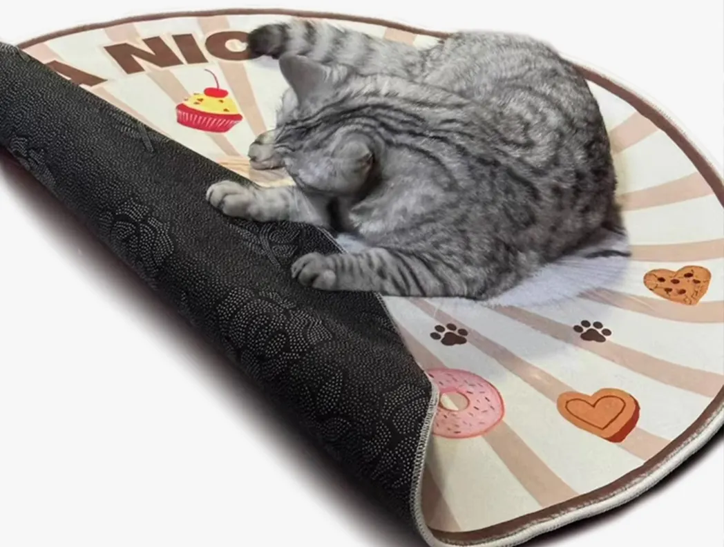 chat couché sur un tapis ronde personnalise chien rayures beiges fond impermeable