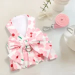 Gros plan de la robe de princesse rose pour chat et laisse montrant son design élégant.