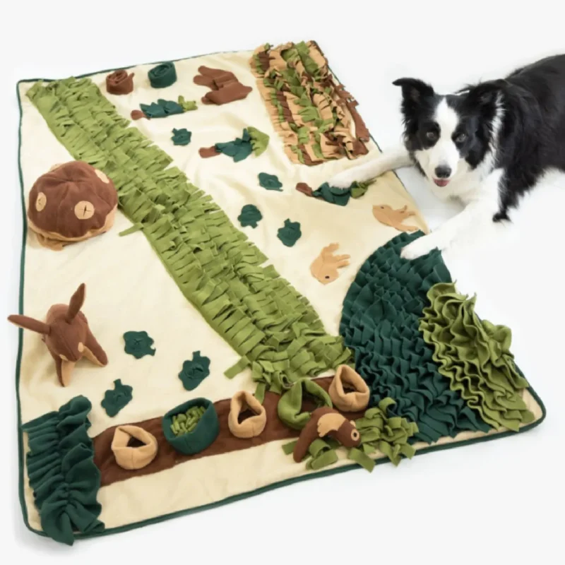 Un border collie s'amusant avec un tapis de fouille pour chien.