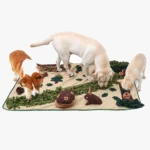 Un Corgi et Un labrador et un bulldog français jouant sur un tapis de fouille XXL pour chien.