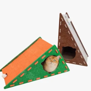 Un chat griffe le griffoir triangulaire en feutre orange et vert
