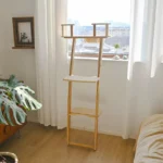Arbre à chat en forme d'escalier en bois massif
