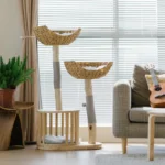 Arbre à chat en bois massif avec deux niches en osier artisanal