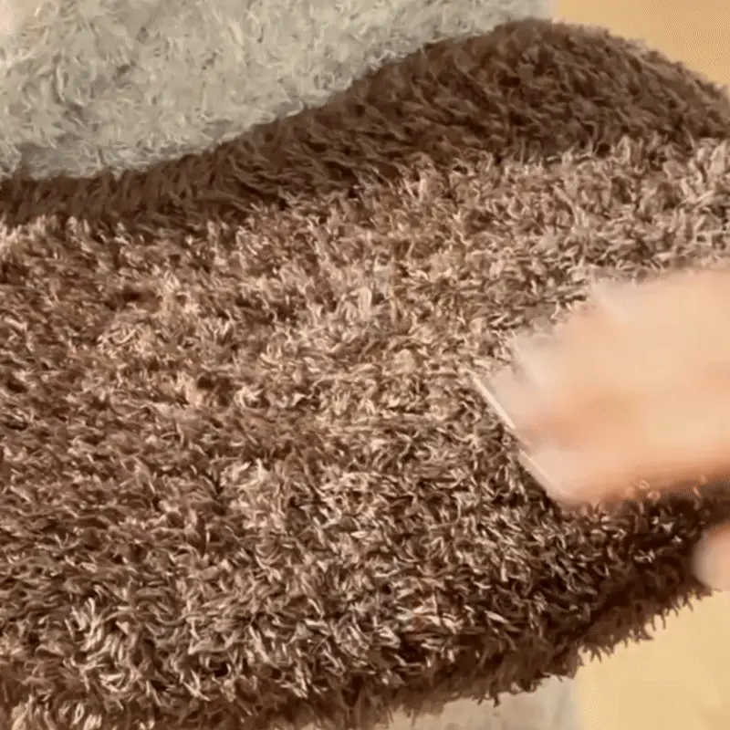 <p style="font-weight: 400;">Cet arbre à chat en bois massif offre à vos miaous un terrain de jeu digne de leurs instincts sauvages. Son architecture verticale intelligente libère l’espace au sol tout en créant une stimulation féline à 360°, parfaitement adaptée aux foyers multi-chats et aux races imposantes.</p> <p style="font-weight: 400;"><span style="font-weight: 400;">Son design allie ergonomie et stabilité exceptionnelle, avec 5 plateformes et 3 niches stratégiquement positionnées, satisfaisant tous les âges, du jeune chaton au senior le plus exigeant. Chaque niveau répond à leurs comportements les plus variés, y compris les plus énergiques et folles. </span></p> <p style="font-weight: 400;"><span style="font-weight: 400;">Entre postes d’observation aériens, cachettes douillettes, zones de griffage intégrées et sautes joyeuses, cet arbre à chat bois flotté allie parfaitement fonctionnalité et design contemporain, apportant une élégance chic à votre intérieur où les reflets du bois flotté épousent la lumière naturelle. </span></p> <p style="font-weight: 400;">Avantage:</p> <ul style="font-weight: 400;"> <li>Ce grand arbre à chat en bois flotté réveille l’appel de la forêt de votre miaou, stimulant ses instincts, des athlètes Siamois aux Maine Coon les plus importants.</li> <li>Son architecture à étages, comprenant 5 plateformes tactiques et 3 niches privatives, recrée un écosystème complet : chasse aérienne, retraites discrètes, détentes zen et sauts stratégiques entre niveaux, formant ainsi un paradis idéal pour les foyers multi-chats.</li> <li>Sa base extra-solide avec un diamètre de 48 cm et une épaisseur de 3 cm assure une stabilité inébranlable capable de résister aux cascades les plus folles, tout en conservant une empreinte au sol minimaliste de seulement 0,18m², parfait pour les espaces urbains.</li> <li>Les branches en bois massif, traitées avec une finition lisse et sculptées à la main, allient un toucher soyeux et sécurisé à une véritable valeur décorative pour votre intérieur.</li> <li>Ses configurations ergonomiques s’adaptent à chaque étape de vie, depuis les espiègleries du jeune chaton jusqu’aux besoins plus calmes des seniors.</li> <li>La suite royale, divisée en 3 pièces indépendantes, est généreusement capitonnée de mousse et enveloppée de peluche épaisse, offrant des espaces spacieux spécialement conçus pour accueillir les races géantes comme le Maine Coon, le Ragdoll ou le Norvégien.</li> <li>Le tronc central et la branche latérale, enroulée de corde de jute naturelle, constituent des studios de manucure parfaits pour les griffes de vos miaous, préservant à la fois votre mobilier et leur bien-être, surtout pendant vos absences.</li> </ul> <p style="font-weight: 400;">[custom_combined_shortcode title=" Matériau" id="62832"][custom_combined_shortcode title=" Guide de tailles" id="62823"] [cg_accordion title="Livraison"] La livraison de cet arbre à chat en bois massif s’effectuera dans un délai de 7 à 28 jours ouvrables dès la validation de votre commande. <span lang="FR"> </span>[/cg_accordion][cg_accordion title="Retour"] Si, pour quelque raison que ce soit, vous n'êtes pas pleinement satisfait, une demande de retour serait possible dans les 14 jours suivant la réception. [/cg_accordion]</p>