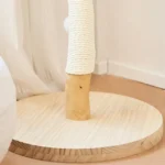 Base en bois massif d’un arbre à chat