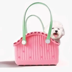 Un bichon dans un sac rose en caoutchouc écologique